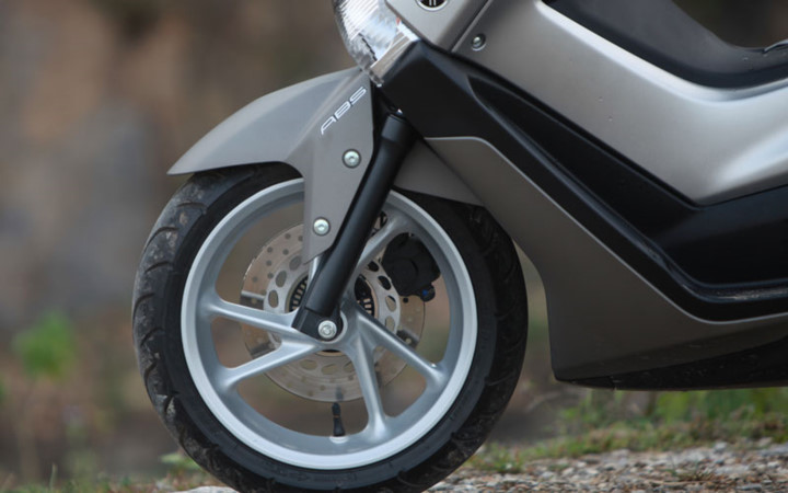 Tại Việt Nam, Yamaha NM-X được bán với giá 82 triệu đồng, bảo hành 3 năm hoặc 30.000 km. Liên doanh xe máy Nhật Bản đặt mục tiêu bán 1.000 chiếc NM-X trong năm nay. (Ảnh: danhgiaxe)