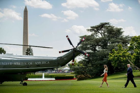 Tổng thống Donald Trump và Đệ nhất phu nhân Melania ở Nhà Trắng, trước khi lên máy bay