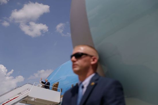 Tổng thống Donald Trump và Đệ nhất phu nhân Melania vẫy tay trên chiếc Air Force One trước khi máy bay cất cánh, bắt đầu cho chuyến công dù nước ngoài đầu tiên của ông Trump