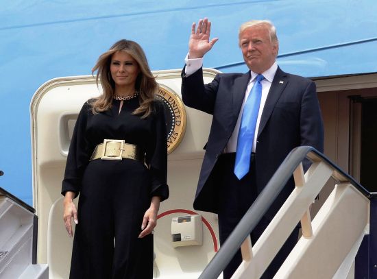 Tổng thống Donald Trump và Đệ nhất phu nhân Melania đến Riyadh, Ả-rập Xê-út – chặng dừng chân đầu tiên trong chuyến công du đầu tiên của Nhà lãnh đạo Mỹ