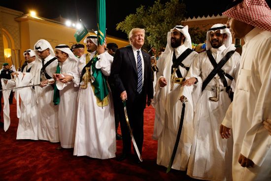Tổng thống Donald Trump trong lễ chào mừng ông trong Cung điện Murabba ở Riyadh.