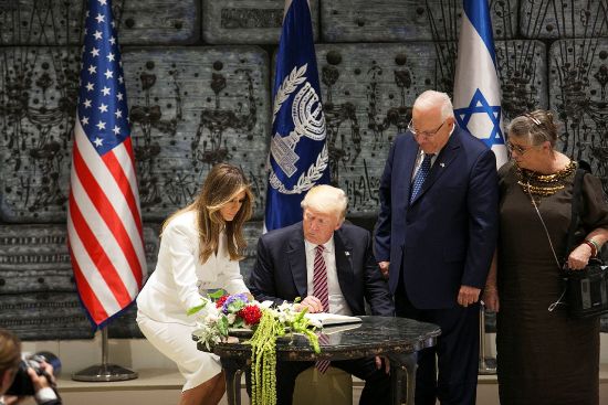 Tổng thống Trump chăm chú theo dõi vợ ký vào cuốn sách lưu niệm trong dinh thự của Tổng thống Israel Rivlin ở Jerusalem