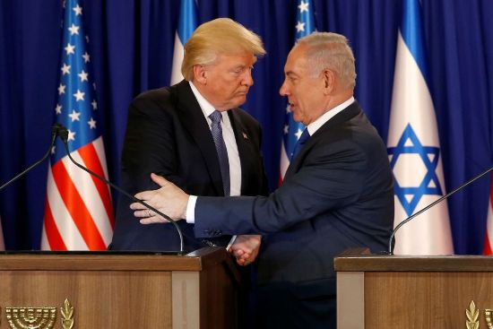Tổng thống Mỹ Donald Trump và Thủ tướng Israel Benjamin Netanyahu có cái ôm nồng ấm sau bài phát biểu của hai ông trước bữa tiệc tối tại dinh thự của ông Netanyahu ở Jerusalem.