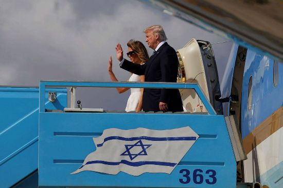 Tổng thống Donald Trump và Đệ nhất phu nhân Melania lên chiếc máy bay Air Force One để lên đường đến Rome từ Sân bay Quốc tế Ben Gurion ở thủ đô Tel Aviv của Israel