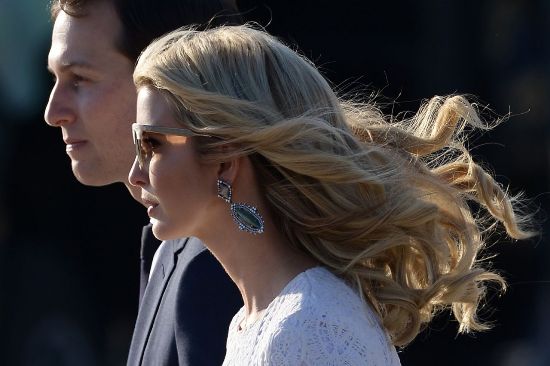 Vợ chồng con gái Tổng thống Trump - Ivanka Trump và Jared Kushner ở Rome ở sân bay Fiumicino.