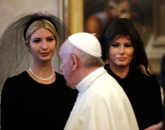 Giáo hoàng Pope Francis đi qua Đệ nhất phu nhân Melania và con gái ông Trump - Ivanka Trump.