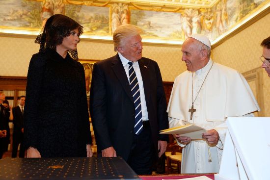 Tổng thống Trump và Đệ nhất phu nhân trong cuộc gặp với Giáo hoàng Pope Francis ở Vatican