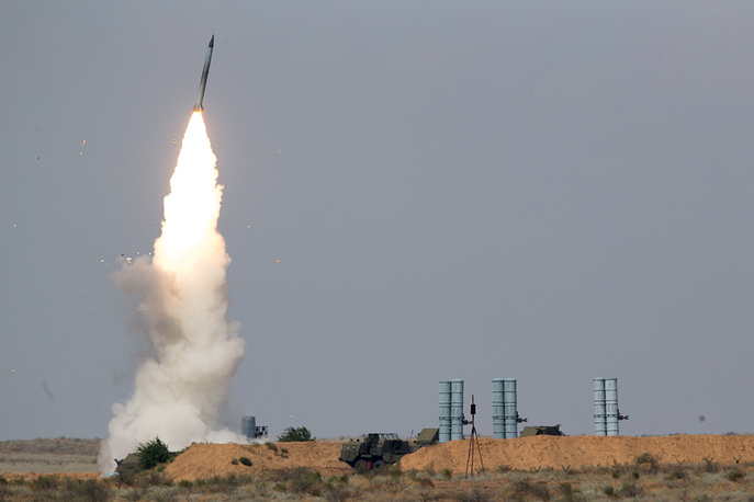 Một hệ thống tên lửa phòng không S-300 tung hỏa lực diệt mục tiêu tại thao trường Ashuluk trong cuộc tập trận Army Games 2016.