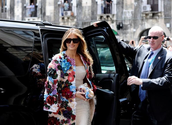 Đệ nhất phu nhân Mỹ Melania Trump diện trang phục thời thượng khi tới Quảng trường Duomo ở thị trấn Catania, Italy.