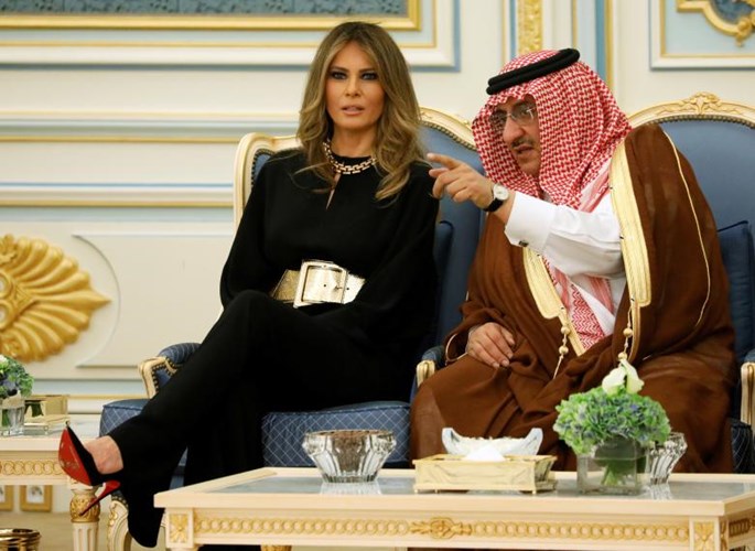 Đệ nhất phu nhân Melania Trump trò chuyện với Thái tử Ả-rập Xê-út Muhammad bin Nayef ở Riyadh.