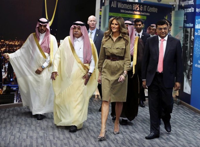 Các quan chức Ả-rập Xê-út chia sẻ thông tin trong khi bà Melaina Trump tới thăm một trung tâm dành cho nữ giới ở Riyadh.