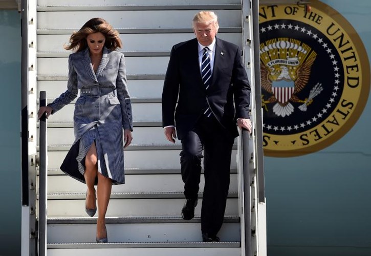 Vợ chồng Tổng thống Mỹ Donald Trump bước xuống cầu thang máy bay khi chuyên cơ chở họ hạ cánh xuống Brussels.