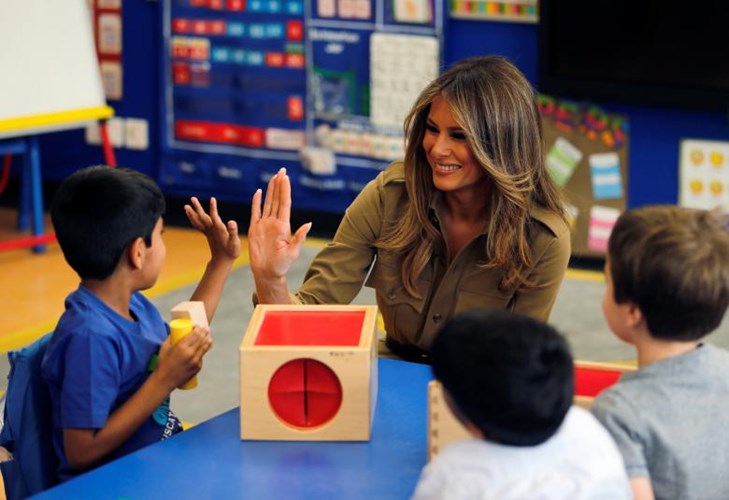 Bà Trump chơi đùa cùng các em nhỏ tại trường Quốc tế Mỹ ở Riyadh.