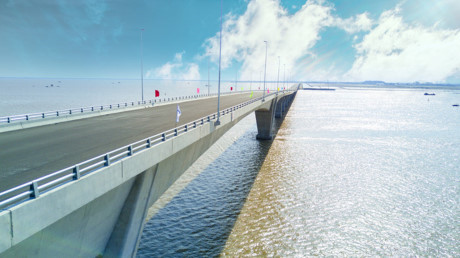 Cầu Tân Vũ - Lạch Huyện đi vào hoạt động, việc đi lại bằng ô tô giữa đất liền từ trung tâm TP. Hải Phòng sang đảo Cát Hải chỉ mất khoảng 5 phút thay vì hàng tiếng đồng hồ khi đi bằng phà như hiện nay