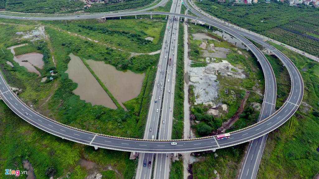 Từ đây, các phương tiện có thể lựa chọn lối đi cao tốc Hà Nội - Hải Phòng, quốc lộ 5 hoặc quốc lộ 1 tiến về phía Bắc Ninh, Bắc Giang và Lạng Sơn.