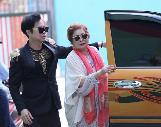 Mẹ Ngọc Sơn đi cùng nam ca sĩ đến buổi quay hình Ca sĩ giấu mặt.