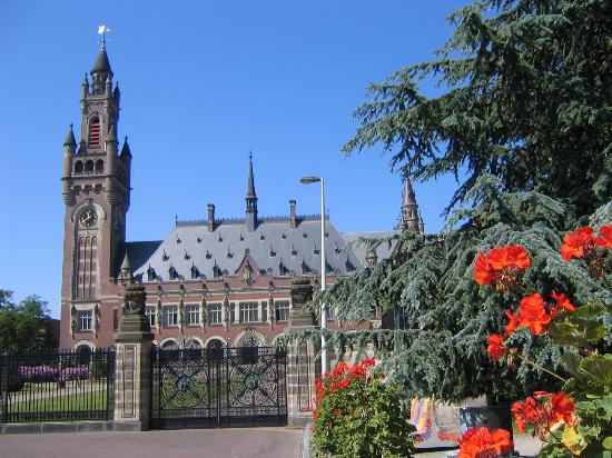 Theo chủ nghĩa Hà Lan kỳ quặc, Amsterdam có thể là thủ đô chính thức của Hà Lan, nhưng đó lại là The Hague (Den Haag) nơi có chính phủ (cùng với một số tòa án quốc tế khiến thành phố trở nên nổi tiếng nhất). Mang tính quốc tế và giàu văn hóa, The Hague là thành phố lớn thứ ba của Hà Lan, với dân số chưa đến 500.000 người. Khu nghỉ dưỡng bãi biển Scheveningen tiện lợi là một phần của The Hague và trên đường đến đó là Madurodam phù hợp cho gia đình, một hình ảnh thu nhỏ 1/25 hấp dẫn của một thành phố hư cấu của Hà Lan.