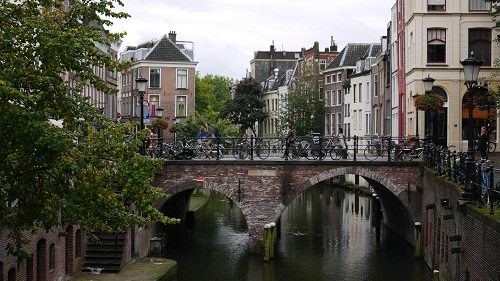 Utrecht, Thành phố lịch sử và cổ xưa này có nhiều tòa nhà xây dựng từ đầu Thời kỳ Trung cổ. Utrecht đã từng là thành phố quan trọng nhất của Hà Lan cho đến khi bị Amsterdam vượt qua vào thời đại Hoàng Kim của Hà Lan. Thành phố này đã và vẫn sẽ là Tòa Tổng giám mục của Utrecht, tổ chức lãnh đạo Công giáo quan trọng nhất tại Hà Lan. Đại học Utrecht là đại học lớn nhất tại Hà Lan. Một trong những nét đặc trưng độc đáo của thành phố là hệ thống cầu cảng tại các kênh đào bên trong thành phố. Trước khi các kênh đào được xây dựng khắp thành phố, nhiều nhánh của Sông Rhine đã chảy qua trung tâm thành phố. Nổi bật nhất trong số những tòa nhà lịch sử là Nhà thờ Gothic Saint Martin với thời gian xây dựng kéo dài gần 200 năm, bắt đầu từ năm 1254.