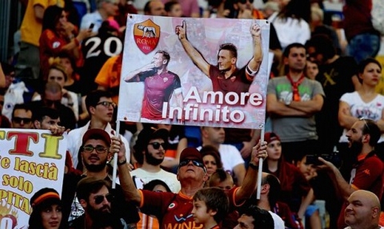 Totti luôn là người hùng trong mắt CĐV Roma