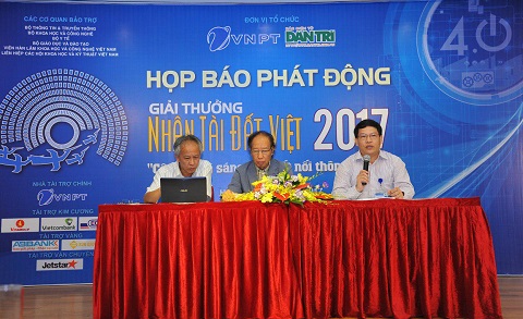 Ông Nguyễn Văn Tấn - Phó Tổng giám đốc VNPT-Media phát biểu chia sẻ thông tin với báo chí tại buổi họp báo phát động Giải thưởng Nhân tài Đất Việt 2017.