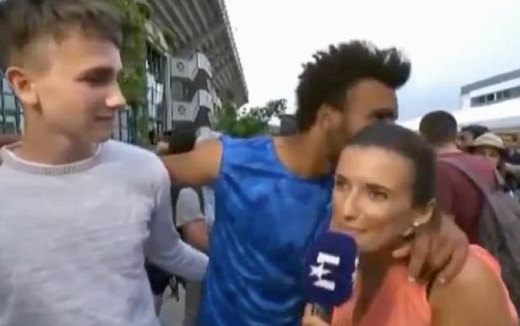 &quot;Cưỡng hôn&quot; nữ phóng viên xinh đẹp, tay vợt Pháp bị cấm thi đấu!
