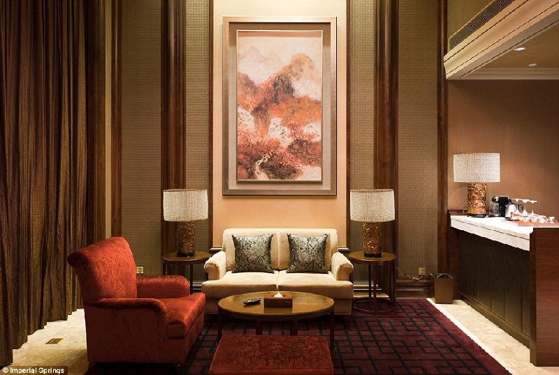 Mỗi phòng suite có khu phòng khách rộng tãi, nơi du khách có thể thưởng thức trà và cà phê. Giá nghỉ một đêm ở đây là từ 4.000 Nhân dân tệ (khoảng 13,5 triệu đồng).