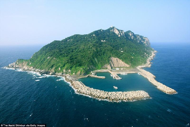  Hòn đảo Okinoshima được coi là một địa điểm linh thiêng và chỉ chào đón đàn ông.
