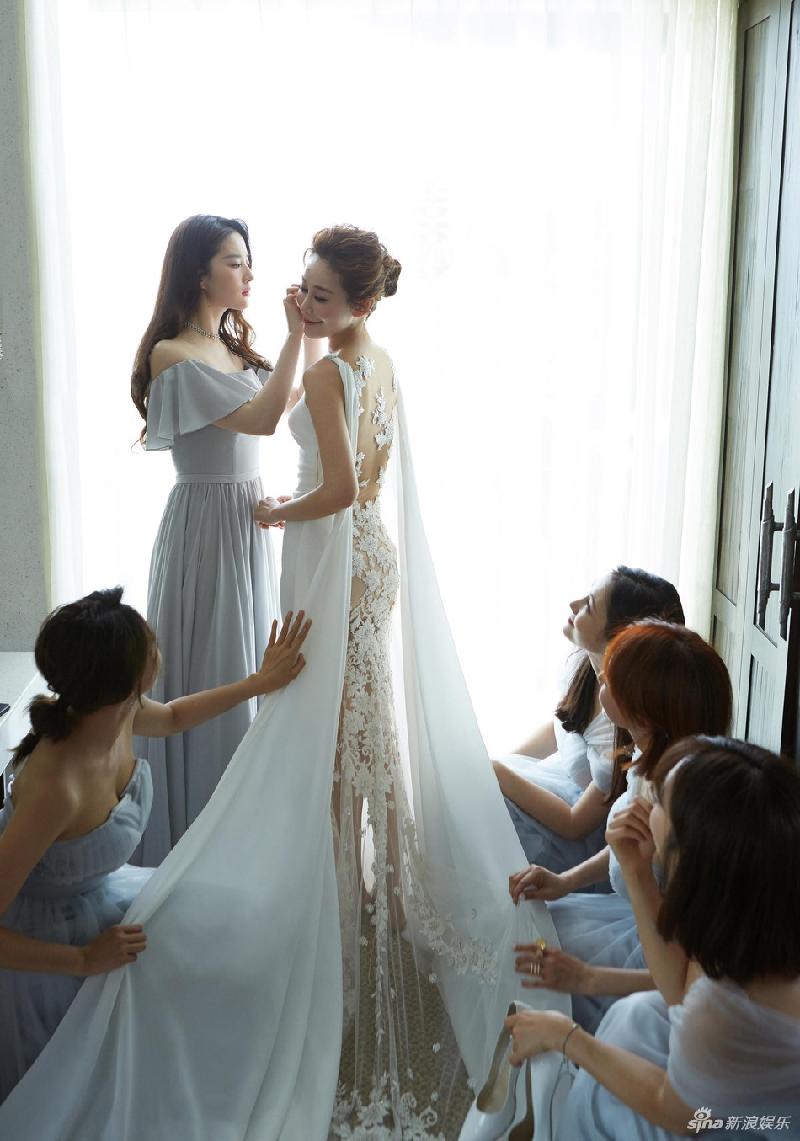 Khoảnh khắc đẹp của cô dâu bên những người bạn. Chu Dương diện đầm cưới thiết kế đặc biệt với phần váy phía sau là ren xuyên thấu.