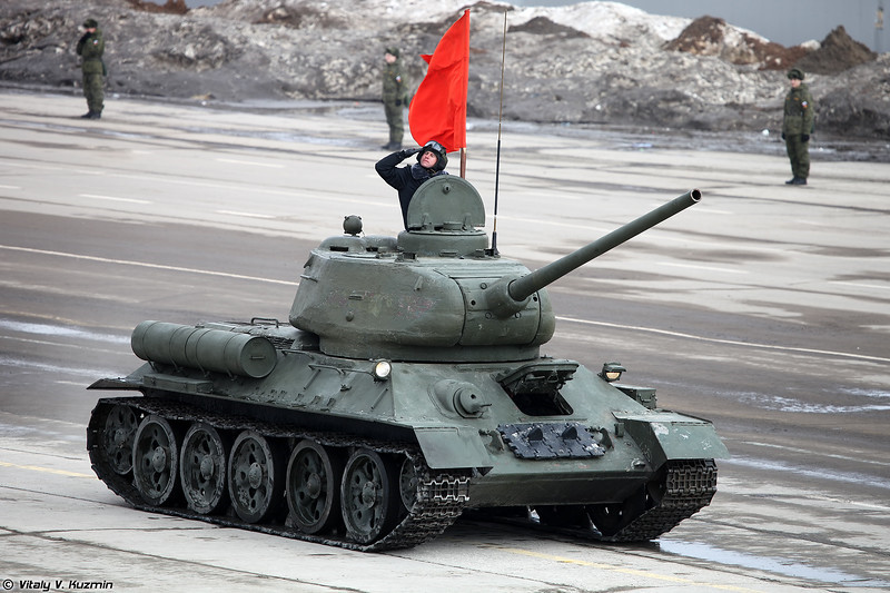 Xe tăng huyền thoại T-34, biểu tượng chiến thắng của Hồng quân Liên Xô trong Thế chiến II luôn dẫn đầu đội hình diễu binh.