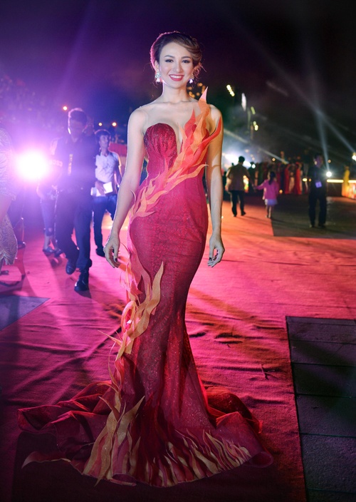 Ngọc Diễm xuất hiện với váy đuôi cá rực rỡ, mô phỏng ngọn lửa đỏ rực. Đây là trang phục được thiết kế riêng để cô dự Lễ hội pháo hoa quốc tế Đà Nẵng 2017 và đảm nhiệm vai trò MC. 