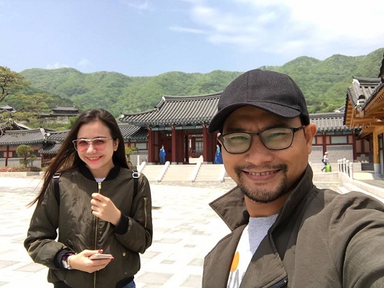 Diễn viên Huỳnh Đông cùng bà xã thích thú khi đến thăm phim trường MBC trong phim cổ trang Hàn Quốc.