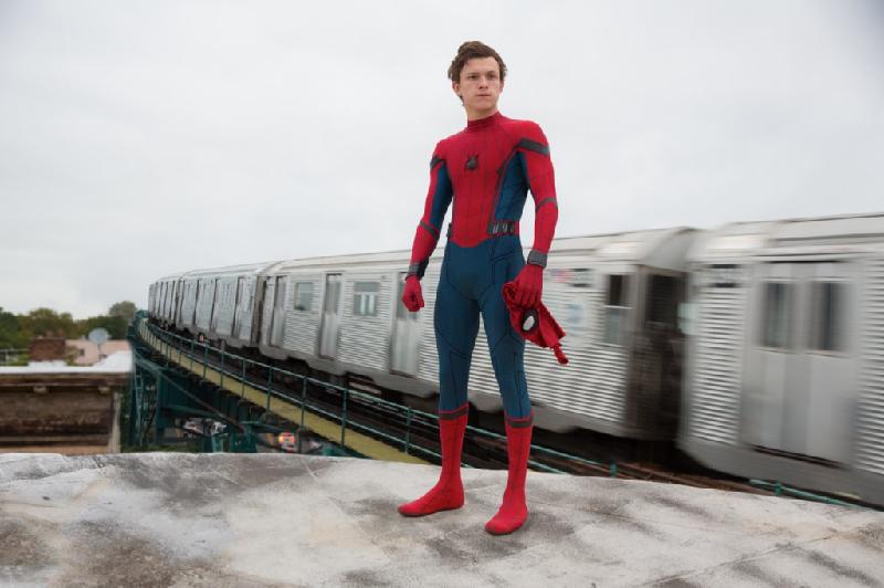 Tom Holland gọi Spider-Man: Homecoming là “bộ phim độc lập có kinh phí cao nhất mọi thời đại”. Đây là tác phẩm do Marvel Studios và Sony hợp tác sản xuất. Cuộc ký kết giúp Người Nhện có thể sát cánh chiến đấu cùng các Avenger trên màn ảnh rộng cho tới năm 2019. Tuy nhiên, hiện hai bên vẫn chưa có kế hoạch nối dài cuộc hợp tác đó. Ảnh: Sony.