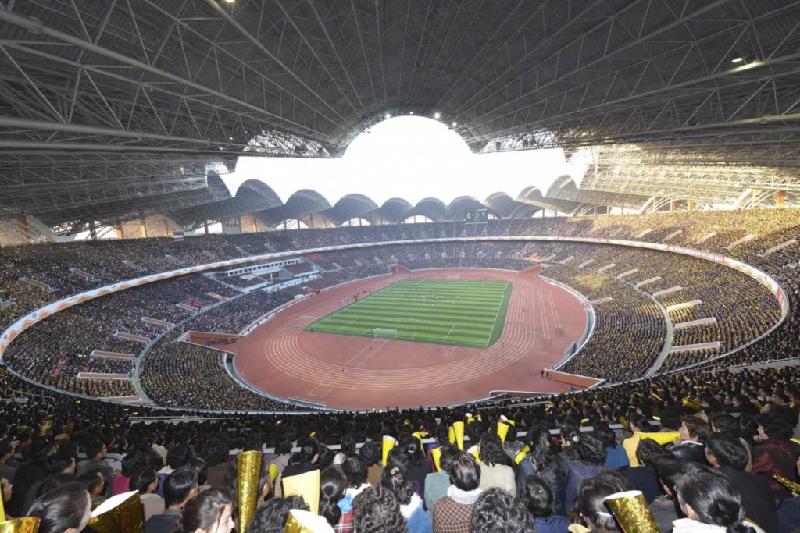 Sân có sức chứa 150.000 người, thường được sử dụng để tổ chức các buổi biểu diễn tập thể.