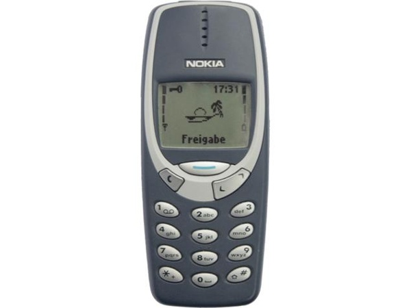 Nokia 3310 2000 sở hữu màn hình đơn sắc kích thước chỉ 1,5 inch độ phân giải 84 x 48 pixel đủ để đọc tin nhắn, gọi điện và chơi Snake. Màn hình phẳng, đơn giản và thực tế.