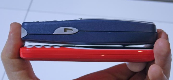 Nhưng Nokia 3310 mới được hồi sinh trong thời đại công nghệ nên đi kèm khá đầy đủ các kết nối hiện đại bao gồm: Bluetooth để kết nối với tai nghe hoặc xe hơi, micro-USB để sạc, hỗ trợ khe cắm thẻ nhớ mở rộng microSD, giắc cắm tai nghe 3,5 mm để nghe nhạc hoặc đài FM.