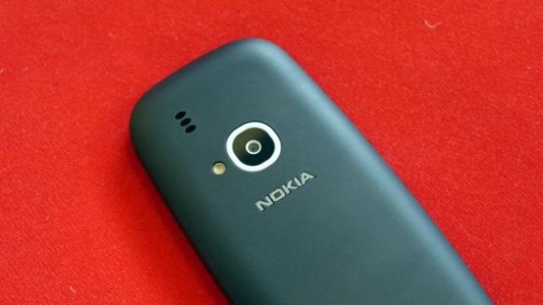Năm 2017 là thời điểm mà camera là tính năng mà hầu hết mọi điện thoại đều có, thậm chí còn là tính năng chính có thể thay thế cả máy ảnh compact. Vì vậy Nokia 3310 2017 đi kèm camera chính độ phân giải 2 MP đi kèm đèn flash mà không có camera phụ.