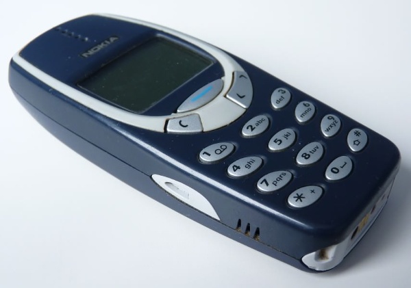 Điểm khiến cho bản gốc Nokia 3310 nổi bật chính là thời lượng pin. Với viên pin chỉ 900 mAh nhưng có thể cung cấp 55 giờ chờ và 2,5 giờ đàm thoại. Nếu sử dụng liên tục có thể kéo dài trong vài ngày. 