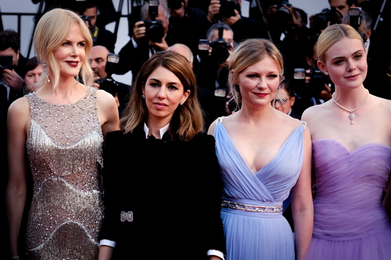 Nữ đạo diễn Sofia Coppola bên ba diễn viên chính xinh đẹp trên thảm đỏ buổi công chiếu Những kẻ khát tình tại liên hoan phim Cannes 2017        