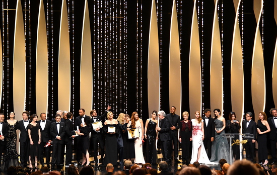 Ban giám khảo liên hoan phim Cannes 2017 cùng những người thắng cuộc trên sân khấu trao giải của nhà hát Lumière