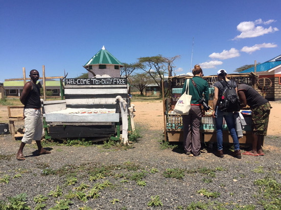 Đến sân bay Samburu rất bé, hai người đẹp thích thú ghé thăm một quầy bán hàng miễn thuế khá thú vị do tộc người Samburu bán các đồ thủ công của họ.