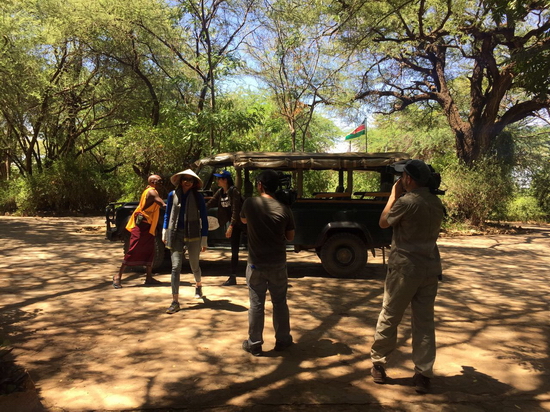 Hai đại sứ thiện chí đến làng Samburu và cũng đã có cơ hội gặp một tổ chức địa phương là Save the Elephants, các chuyên gia của tổ chức này sẽ dẫn Phạm Hương và Lệ Hằng đi xem voi cũng như kể những câu chuyện về voi trong hai ngày tới.