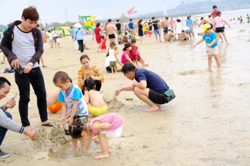Các gia đình tắm biển và vui chơi trên bãi tắm Hạ Long