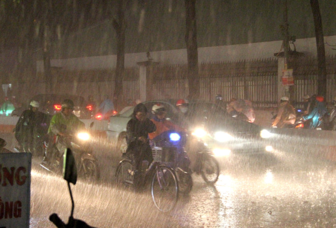 Cơn mưa như trút nước trên đường Nguyễn Kiệm (quận Gò Vấp). Ảnh: 
