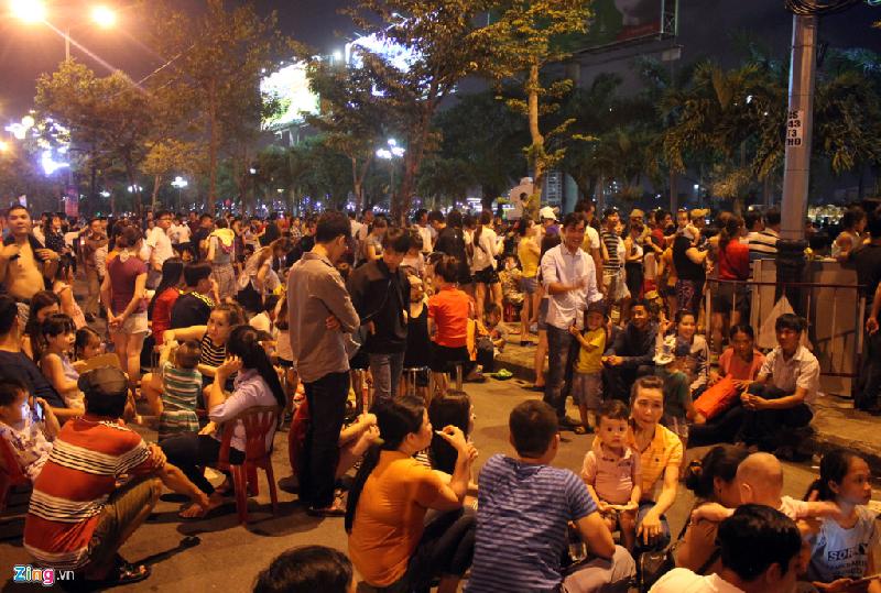 Tối 30/4, hàng nghìn người dân Đà Nẵng cùng du khách đổ về hai bên bờ sông Hàn, cùng chờ đón màn trình diễn pháo hoa quốc tế với sự tham gia của chủ nhà Việt Nam và các nước.