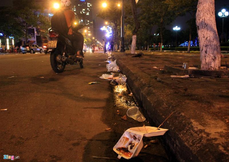 Và khi đường phố vắng bóng người, rác vẫn còn vương vãi trên đường Trần Hưng Đạo (TP Đà Nẵng), một trong những tuyến đường trung tâm của lễ hội pháo hoa quốc tế 2017.