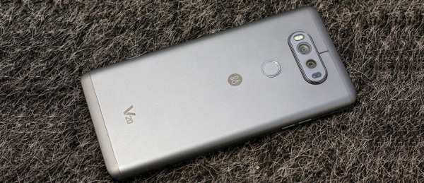 LG V20 là mẫu smartphone cao cấp của nhà sản xuất Hàn Quốc với bộ đôi camera ấn tượng, bao gồm camera chính cảm biến 16MP khẩu độ độ f/1.8 để chụp ảnh thường, kết hợp với camera phụ 8MP khẩu độ f/2.8 để chụp ảnh góc rộng, cho phép bạn chụp ảnh ở góc nhìn 135 độ. Camera kép của máy không chỉ cho phép  chụp khung hình rộng hơn mà còn cho chất lượng tốt hơn trong điều kiện ánh sáng yếu. 