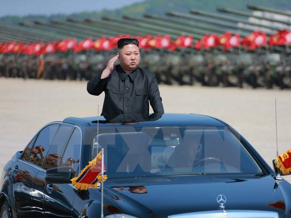 Nhà lãnh đạo Triều Tiên Kim Jong-un kiểm tra một cuộc tập trận bắn đạn thật nhân dịp kỷ niệm 85 năm ngày thành lập Quân đội Nhân dân Triều Tiên (25/4/1932-25/4/2017). (Nguồn: Yonhap/TTXVN)