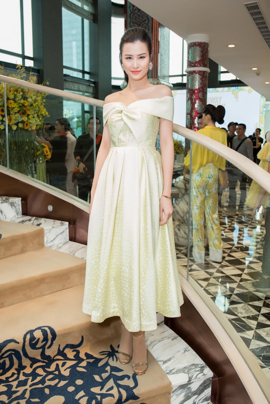 Ca sĩ Đông Nhi dù tất bật với các dự án vẫn dành thời gian đến chia vui cùng NTK Adrian Anh Tuấn. Nữ ca sĩ mang đến hình ảnh trẻ trung khi diện váy xoè trễ vai màu vàng nhạt kết hợp lối trang điểm tự nhiên.