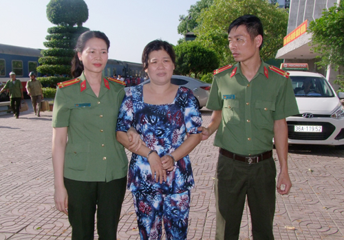 Đối tượng Phạm Thị Phượng bị dẫn giải về Thanh Hoá để phục vụ công tác điều tra. Ảnh: CA Thanh Hóa