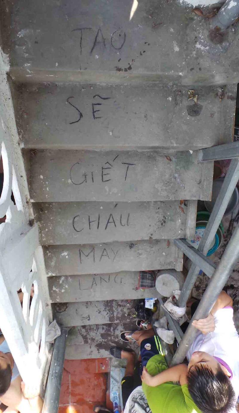 Dòng chữ được viết lên từng bậc cầu thang lên tầng 2 của ngôi nhà